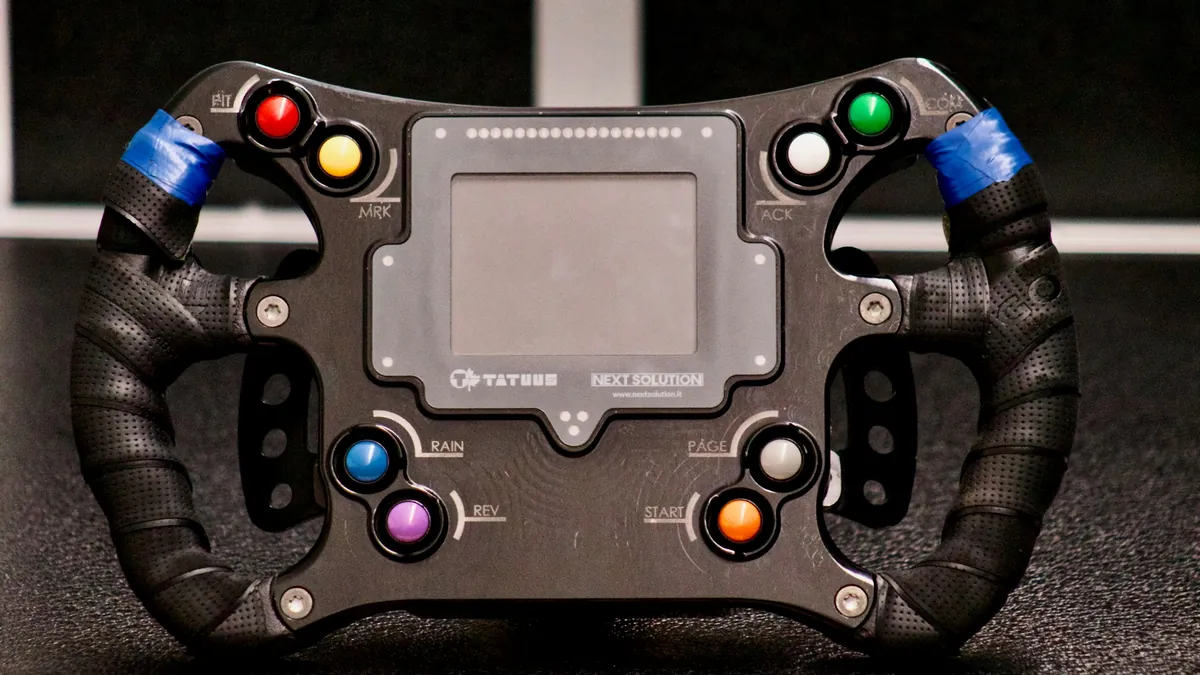Volante da corsa stile formula con display centrale e pulsanti colorati